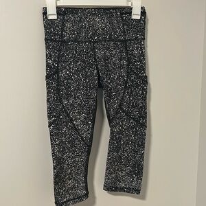 Lululemon Outrun 17’ Inseam Leggings Black White Pockets Mesh Size 4
